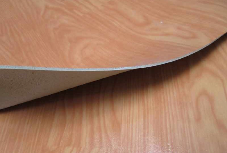 Thảm có bề mặt được in như gỗ thật, nhưng lại có giá rẻ hơn rất nhiều